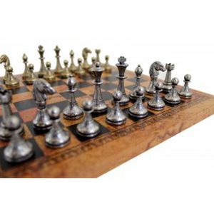 Metalinių šachmatų komplektas su dirbtinės odos žaidimų lenta