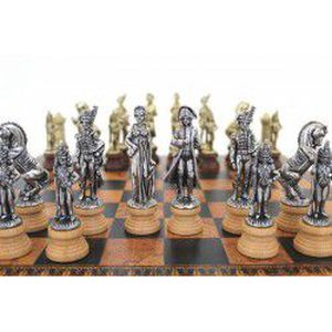 NAPOLEONAS: šachmatų figūros iš metalo ir medienos su dirbtinės odos šachmatų lenta