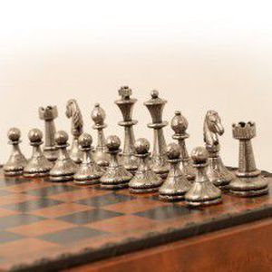 Metalinių šachmatų komplektas su dirbtinės odos žaidimų lenta ir dėže figūroms