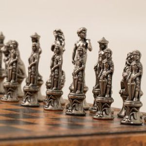 Metaliniai Florentietiški šachmatai su lenta/dėže šaškėmis ir nardais