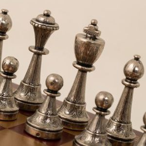Metalinių šachmatų komplektas su aukso/burgundiška spalvų dirbtinės odos šachmatų lenta N°140