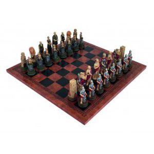 ROMĖNAI prieš GLADIATORIUS: meniški rankomis spalvinti šachmatai su lenta