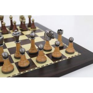 Unikalūs medienos ir metalo šachmatai su žaidimo lenta