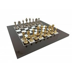 Solidūs metaliniai šachmatai su lakuotos medienos šachmatų lenta