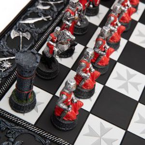 KRYŽIUOČIAI: rankomis spalvinti šachmatai su unikalia žaidimo lenta