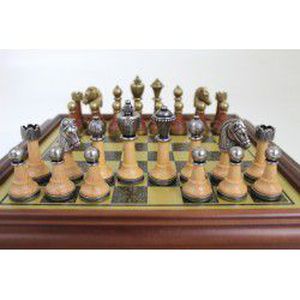KLASKINIAI metaliniai/mediniai šachmatai su stilizuota (žalvario efektu) medine šachmatų lenta
