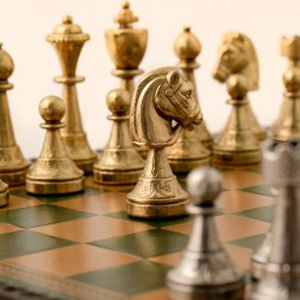 Metaliniai šachmatai su žalia odos pakaitalo lenta ir šaškėmis