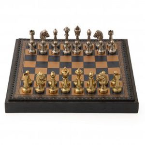 Metaliniai šachmatai su mėlyna odos pakaitalo lenta ir šaškėmis