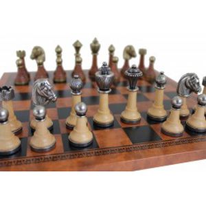 Klasikinis šachmatų rinkinys iš medienos ir metalo su rudos spalvos dirbtinės odos šachmatų lenta