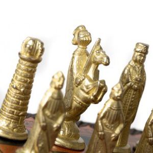 Viduramžių stiliaus šachmatų komplektas su prabangia odos imitacijos lenta