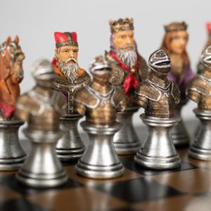 VIDURAMŽIAI: rankomis spalvinti šachmatai su žaidimo lenta