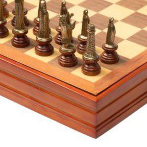 Prabangūs metaliniai šachmatai su medine žaidimo lenta/dėže