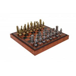 ROMĖNAI PRIEŠ BARBARUS: Metalinių šachmatų komplektas su dirbtinės odos lenta ir dėžute N°162
