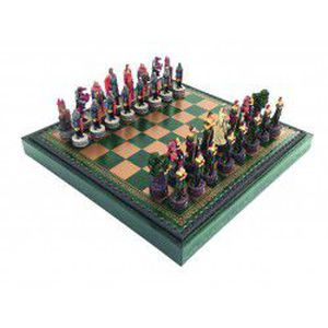 ROBINAS HUDAS: rankomis spalvinti šachmatai su odos pakaitalo lenta ir dėže + ŠAŠKĖS