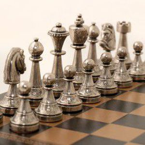 Metalinės šachmatų figūros + auksinė/juoda dirbtinės odos šachmatų lenta N°139