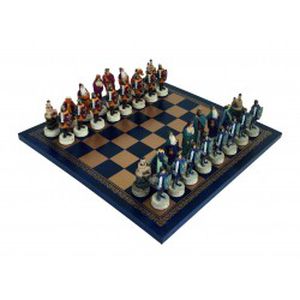 VIDURAMŽIAI: prabangūs šachmatai su žaidimo lenta