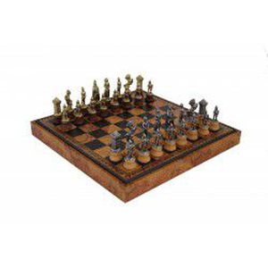 Marija Stiuart: metalinės šachmatų figūros su medienos elementais + dirbtinės odos šachmatų lenta