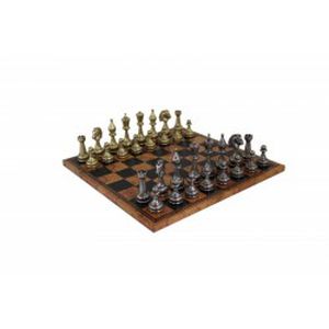 Stilizuotos metalinės šachmatų figūros su dirbtinės odos šachmatų lenta. Su žemėlapio motyvais.