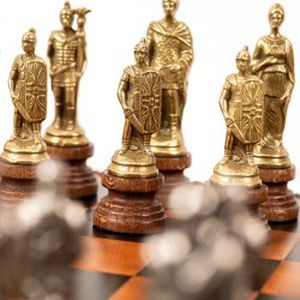 ROMĖNAI vs BARBARAI: Metalinės šachmatų figūros su rudai/juoda dirbtinės odos šachmatų lenta/dėžute