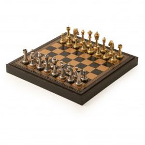 Metaliniai šachmatai su tamsiai ruda odos pakaitalo lenta ir šaškėmis
