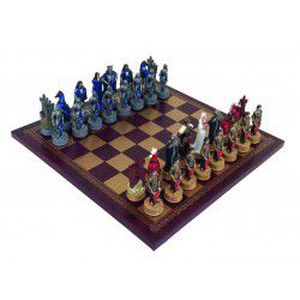 KARALIUS ARTŪRAS: rankomis spalvinti šachmatai su žaidimo lenta