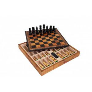 Klasikinių medinių šachmatų komplektas su odos pakaitalo žaidimų lenta. Su šaškių komplektu.